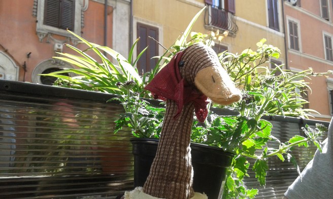 Men på långfredagen var vädret så här fint. Vi åt ute på Il Picino vid Via Capo Le Case och på bordet fanns en trevlig påskprydnad.