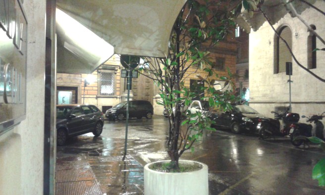 Sent på lördag kväll blev det åska och regn. Då såg det ut så här utanför hotellet.