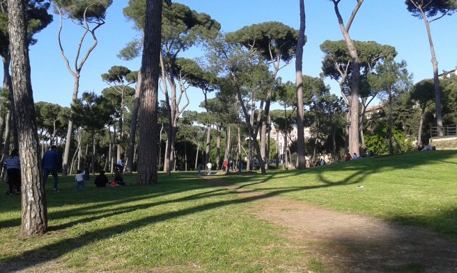Villa Borghese, en av flera oaser i Rom. En stor park där folk joggar, sparkar boll, kastar frisbee, trampar runt med cyklar som har tak och plats för flera personer, eller så strövar man bara runt, kanske chillar med ett glas vin i gröngräset.