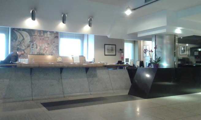 Vänlig och smidig service i receptionen. En piccolo som bar upp väskorna och som öppnade dörren då man kom och gick. Första dagen fick vi en karta och snabbt ritade en av männen i receptionen upp var vi befann oss och var de närmaste sevärdheterna fanns (Spanska trappan och Fontana di Trevi).