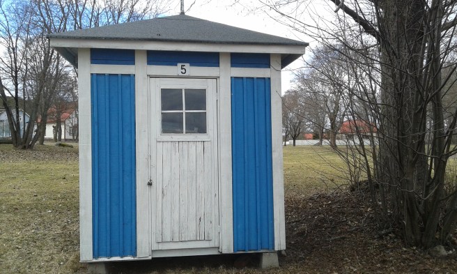 En del av badhytterna finns kvar på stranden. Då vi haft hand om kiosken har vi städat några av dem och låtit strandgäster låna dem.