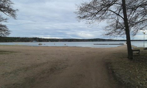 På badstranden är det ännu rätt öde, men Lovisaviken svallar fri. Om en månad kan här nog finnas människor som badar om det blir varmt. Vinterbadare rör sig här för övrigt året om.