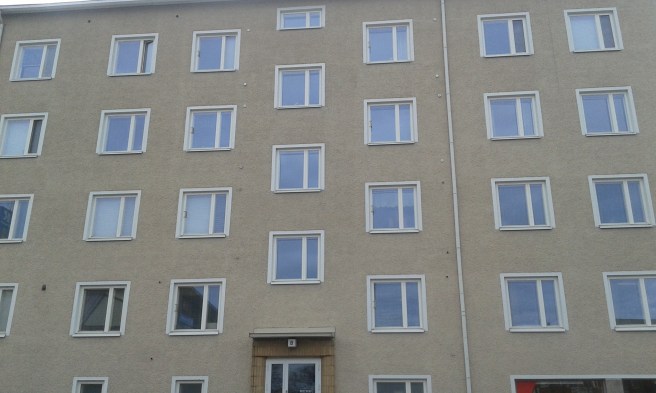 Våningshus vid Mariegatan, granne med systembolaget och K-Supermarket.