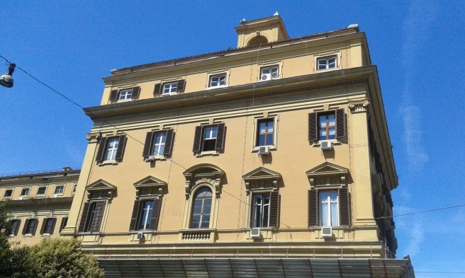 Den andra fasaden som jag fotograferade vid en tvärgata till Via Goito, som i sin tur blev en av favoritgatorna nära vårt hotell i Rom.