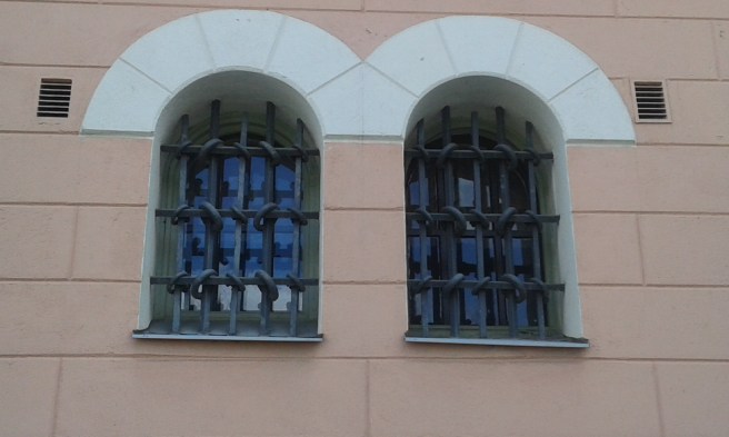 Här fanns förr små finkor hos polisen, i dag är huset stadens rådhus.