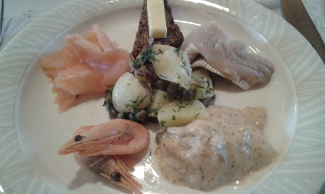 Förrätten vi serverades efter årsmötet var en kall fisktallrik med en del lokalt producerad fisk.