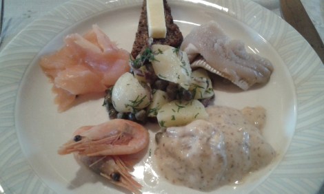 Förrätten vi serverades efter årsmötet var en kall fisktallrik med en del lokalt producerad fisk.