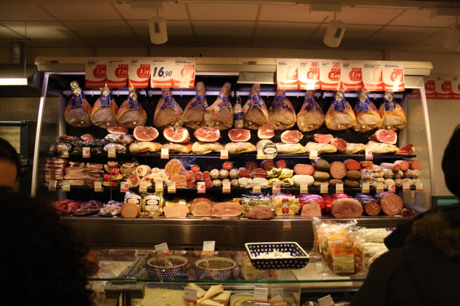 Så här är vi inte vana att se charkuterier exponeras hemma i Finland :-)