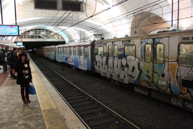 På väg med metron från tågstationens perrong Termini via Cavour till Colosseum.