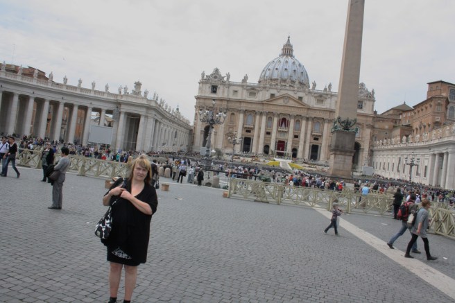 Jag på Petersplatsen med Basilica S Pietro i bakgrunden.