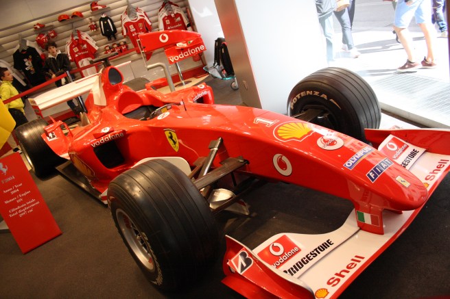 I Ferrari Roma affären. En formel ett bil från 2004. Jag köpte ett häfte för sex euro och fick en fin kasse. Men att köpa en musmatta för 18 euro, en penna för 10 euro, muggar, blusar, kepsar... nä, det kändes inte helt nödvändigt.