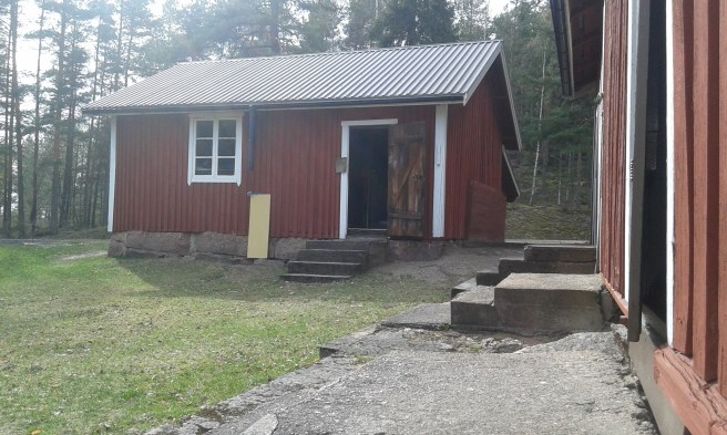 Gärdsbyggnad på sommarstället. Gillar också den långa stentrappan framför den större gårdsbyggnaden.