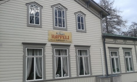 Vackert renoverade sommarrestaurang Kapellet. En del av fasaden mot väst.