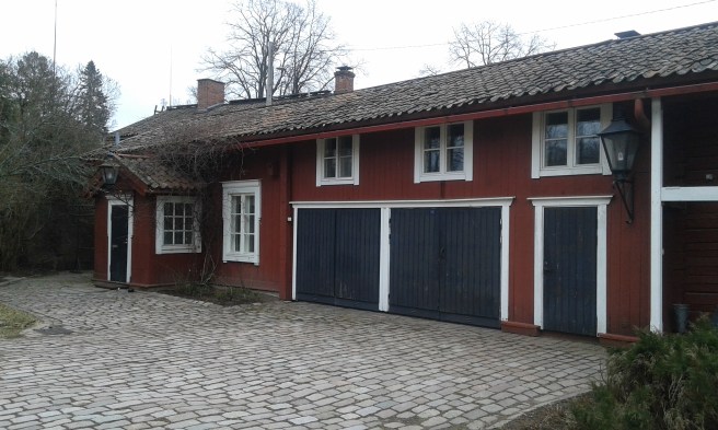 Mittemot det gula huset, på samma gårdsplan finns den här byggnaden.