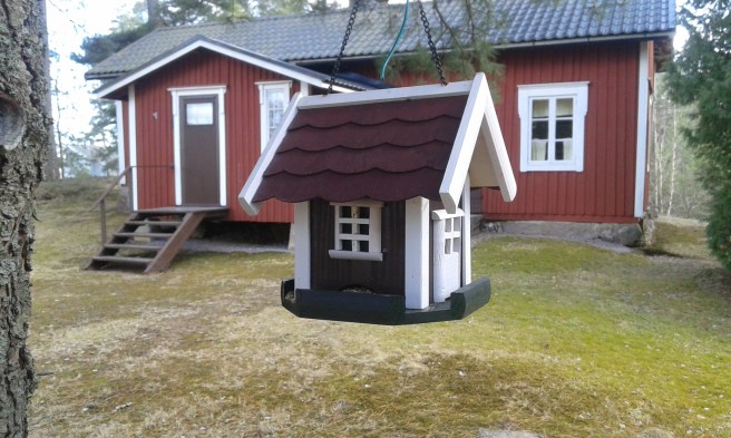 I den ena stugan kan människan bo, från den andra kan småfåglarna äta.