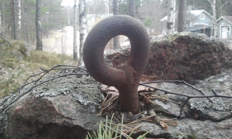Hur kan det komma sig att en sten mitt i skogen har en sådan här järnring?