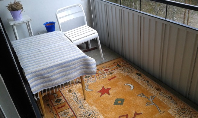 Det är mulet och kulet ute men i dag har det inte regnat så vi fick balkongen nästan klar. Bara blommor, stolsdynor och lite annan finslipning fattas.