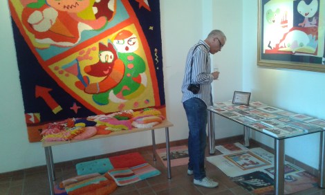 Gästerna kunde fritt gå omkring i rummen på alla våningar och bekanta sig med Riitta Nelimarkkas konst.