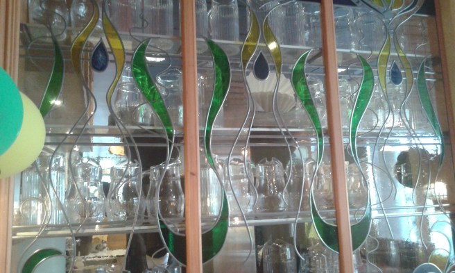 Ett fönster mellan två serveringssalar i Hotell Degerby i Lovisa.