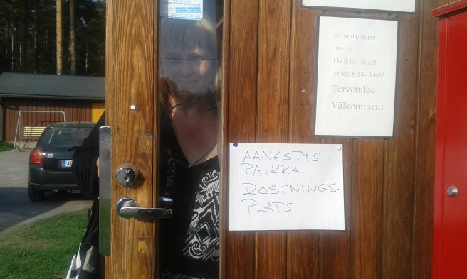 Här kommer jag ut från vallokalen i Antby.