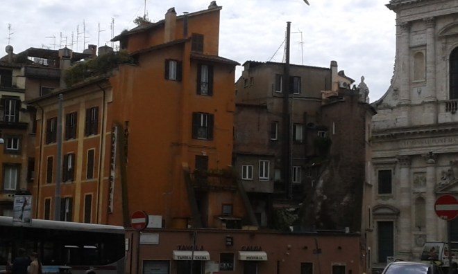 Ganska ofta tycker jag att det som är slitet eller nedgånget, gammalt och använt, bär på sin självklara skönhet. Så ska det ju vara med människan också. Det ska synas att hon har levt.