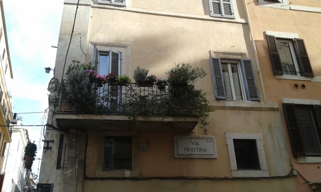 En balkong som bokstavligen sticker ut på mer än ett sätt. Underbar grönska mot allt det rätt kala intill.