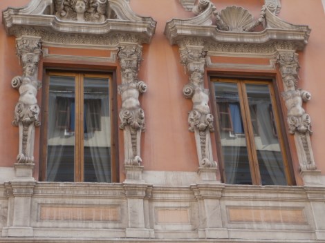 Fasaden ser faktiskt lite smutsig ut. Det såg jag inte då jag tog bilden.