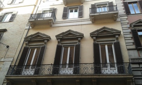 Det blev ju lite så att jag fotograferade åt höger och vänster så fort jag såg något jag tyckte var speciellt och vackert. De här höga fönstren och den snidade balkongen är riktigt fina tycker jag.