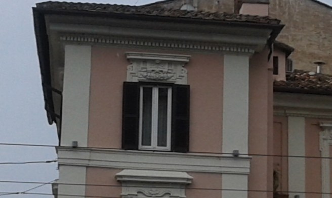 Från det här fönstret har någon direkt utsikt över Colosseum. Fönsterluckor finns det gott om i Rom, och ofta även utsmyckningar bredvid och/eller ovanför fönstren.