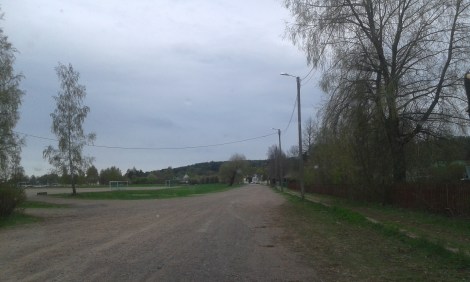 Den här vägen heter Gamla Strand. Man kan komma med bil från Strandvägen till högstadiet men det är en återvändsgränd. Öppen dock för cyklister och fotgängare.