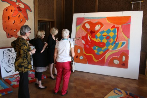 Guiden berättar hur Nelimarkkas tygkonst kommer till.