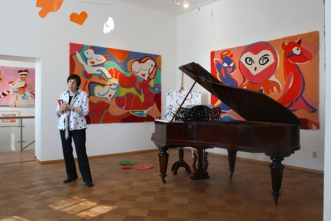 Guiden Tamara Siebel är helt toppen med sitt lugna sätt att berätta och med all sin kunskap om konstnären. Här berättar hon om Nelimarkkas alter ego Elise.