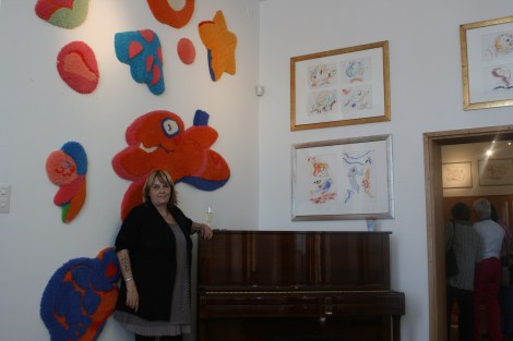 Har man stora väggytor kan man ställa ut konsten så här.