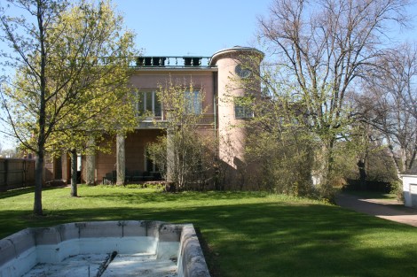 Bonga slott sett från gårdsplanen i vacker försommarskrud.