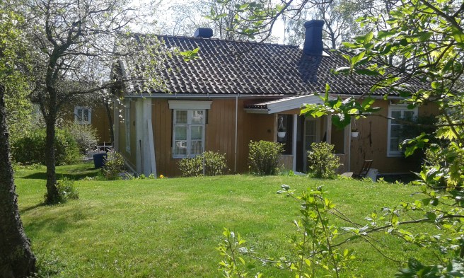 Från Degerby Gilles gård ser man in på den här gården. Kan det bli charmigare?