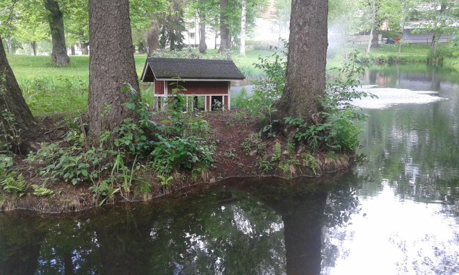 I parken fanns förr änder och om de ville kunde de söka skydd i det här lilla fågelhuset som finns på en ö i dammen.