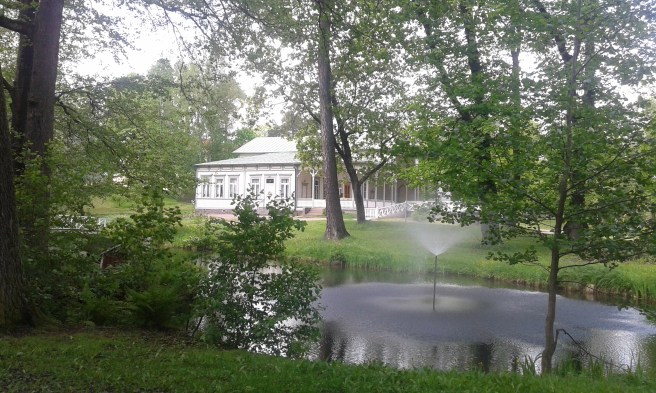 I Kapellparken finns en damm som snyggats upp och en fontän. I bakgrunden sommarrestaurang Kapellet som äntligen återfått sin forntida glans.