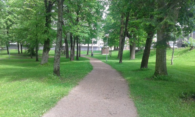 En av de vackra små sandgångarna i Kapellparken.
