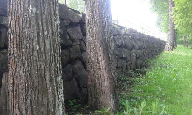 Parken ligger delvis nedanför gatunivå. Uppe på muren finns ett räcke och där går en gång- och cykelväg längs Drottninggatan.