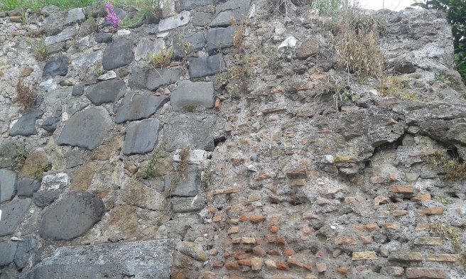 En mur vid en liten väg mellan Colosseum och Aero di Tito.