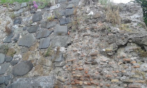 En mur vid en liten väg mellan Colosseum och Aero di Tito.