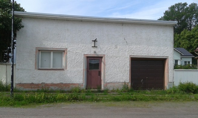 Granne med gymnasiet. Antagligen bara ett garage och/eller ett förråd i dag. Men jag tycker det lilla huset ser mysigt ut.