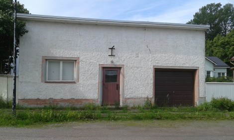 Granne med gymnasiet. Antagligen bara ett garage och/eller ett förråd i dag. Men jag tycker det lilla huset ser mysigt ut.