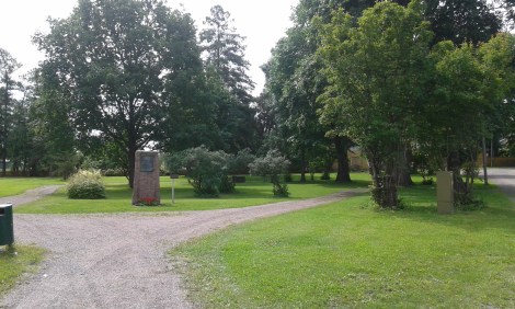 Intill skolan ligger den här lummiga parken. Bilden är taget mot söder, bakom parken finns en del av gamla stan, en bollplan och en av högstadiets byggnader.