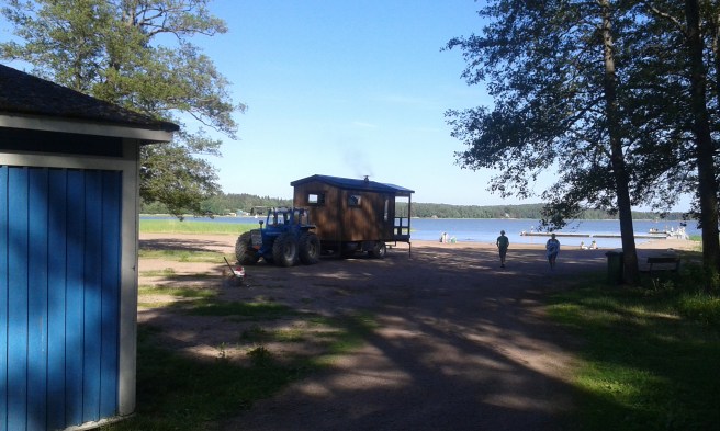 En kort stund senare såg det ut så här på stranden. Det kommer rök ur bastuns skorsten.