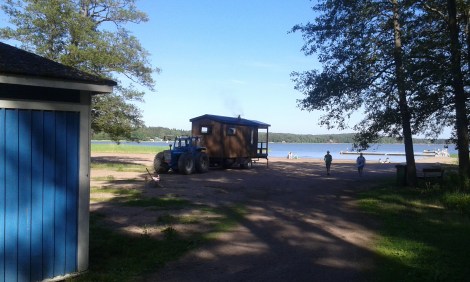 En kort stund senare såg det ut så här på stranden. Det kommer rök ur bastuns skorsten.