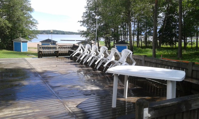 Efter snöfallet sken solen och det ser ju rätt fint ut på stranden. Vattnet är +14 men varmare än fem plus blev det inte i luften...