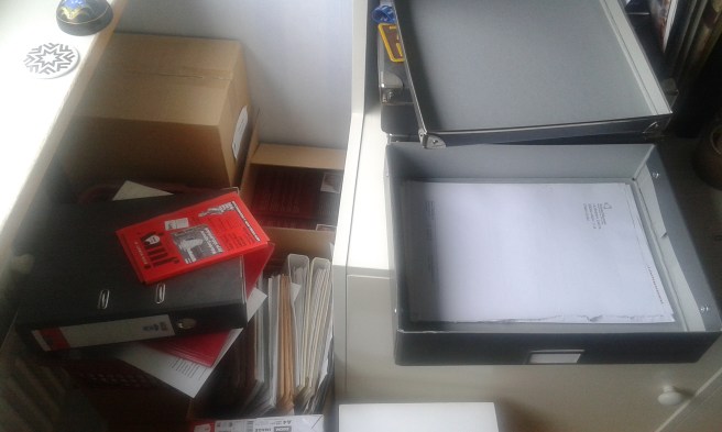 Den här hörnan ska städas i dag, och tror bestämt jag ska lotta ut en av mina böcker igen.