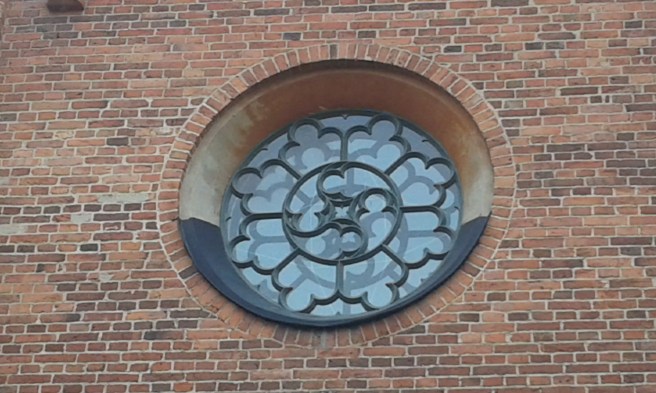 Ett av många fönster i olika storlekar i Lovisa kyrka.