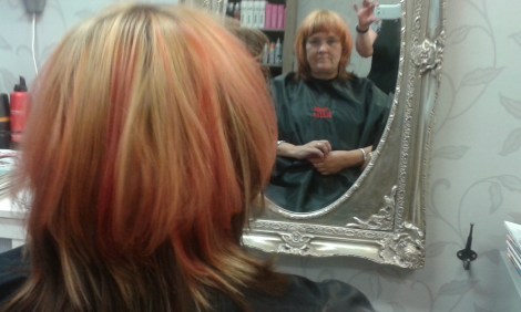 Lite väl rött blev håret kanske men efter några tvättar har de starka tonerna försvunnit.